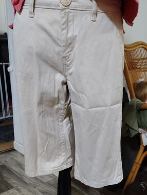 Levi's Khaki Capri Pants